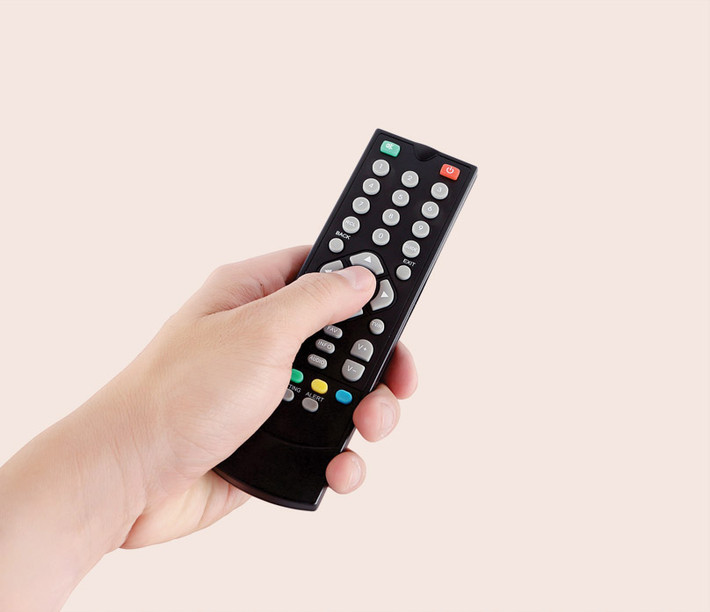 4. Dùng điều khiển từ xa. Cách này khá đơn giản, bạn dùng điều khiển ti-vi, DVD… chĩa vào các hốc tường hay nơi nghi ngờ có đặt camera và nhấn nút bất kỳ. Nếu có ánh sáng phát ra trên đèn LED của chiếc điều khiển chứng tỏ ở đó có camera.
