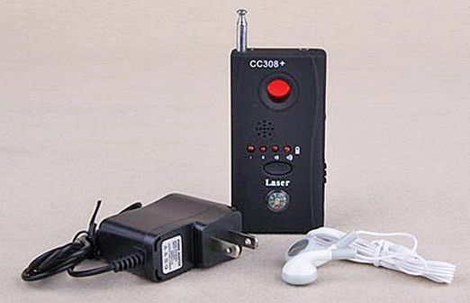 5. Dùng thiết bị phát hiện camera quay lén. Bạn có thể mang theo thiết bị phát hiện camera quay lén để dò thiết bị như trong hướng dẫn sử dụng. Giá mỗi thiết bị khoảng từ 2 - 5 triệu đồng.