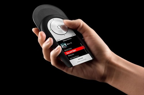 BANG & OLUFSEN SERENATA: Ra mắt năm 2007, Serenata là chiếc điện thoại di động nghe nhạc tập trung vào chất lượng âm thanh, dễ dàng sử dụng một tay và chủ yếu dùng bánh xe cho tất cả hoạt động chính như quay số, viết và truy cập danh sách nhạc.