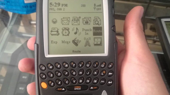 Blackberry 857phát hành năm 2000 khi Dâu đen vẫn còn mang tên gọi RIM. Máy hỗ trợ mạng DataTAC, màn hình đơn sắc và bàn phím QWERTY quen thuộc trên các sản phẩm của BlackBerry. Nếu đặt cạnh iPhone và Galaxy, 857 trông sẽ rất lạ giống như “người tiền sử” trở về thời hiện đại.