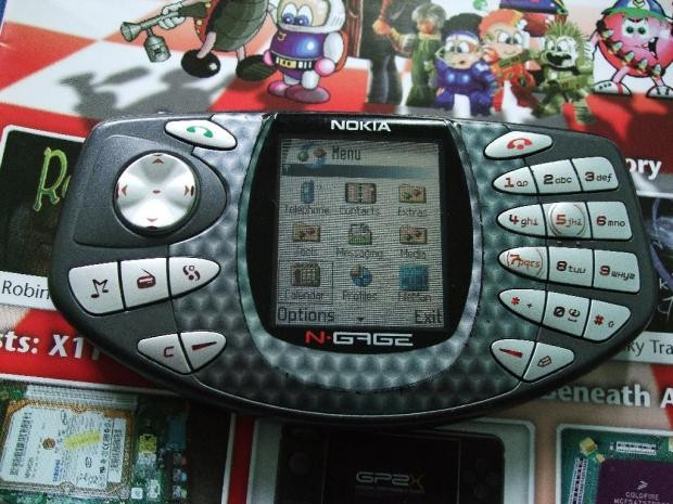 Nokia N-Gage kết hợp giữa tính năng gọi điện và khả năng chơi game. Máy được công bố tháng 11/2002 và phát hành ra vào 10/2003. Sản phẩm chạy trên nền tảng Symbian v6.1. Năm 2004, Nokia tung ra bản cập nhật nhằm sửa các lỗi và bản gốc. Đây là một thất bại về mặt thương mại của Nokia nhưng nó đọng lại nơi người dùng nhiều kỷ niệm.