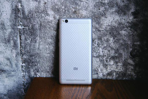 Nắp lưng của Redmi 3 với họa tiết với 4.166 ngôi sao xếp theo hình kim cương. Loa ngoài được đặt phía dưới mặt lưng.