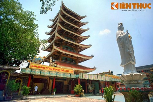 Nằm trên đường Ba tháng Hai, Quận 10, TP HCM, Việt Nam Quốc Tự là một ngôi chùa nổi tiếng được xây dựng theo đồ án của kiến trúc sư Ngô Viết Thụ - người đã thiết kế Dinh Độc Lập. Chùa được khởi công từ năm 1964 nhưng việc xây dựng bị trì hoãn trong nhiều thập niên, đến đầu những năm 2000 mới hoàn thành. Ngày nay, Việt Nam Quốc Tự là một điểm đến thu hút đông đảo giới Phật tử cũng như du khách xa gần của TP HCM.