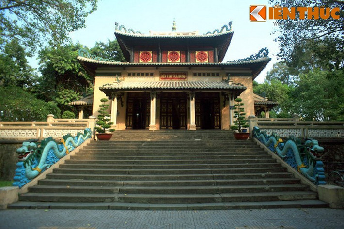 Với tuổi đời gần 100 năm, đền thờ Vua Hùng trong Thảo Cầm Viên là một trong những công trình kiến trúc cổ tiêu biểu của Sài Gòn. Ngôi đền được người Pháp xây dựng năm 1926 với tên gọi ban đầu là đền Kỷ niệm, để tưởng niệm những người Việt tử trận vì đi lính cho Pháp trong Thế chiến I. Sau năm 1954, đền được đổi tên là đền Quốc Tổ Hùng Vương, và thờ thêm một số nhân vật lịch sử khác, như: Lê Văn Duyệt, Trần Hưng Đạo... Từ năm 1975, đền đổi tên là đền thờ Vua Hùng.