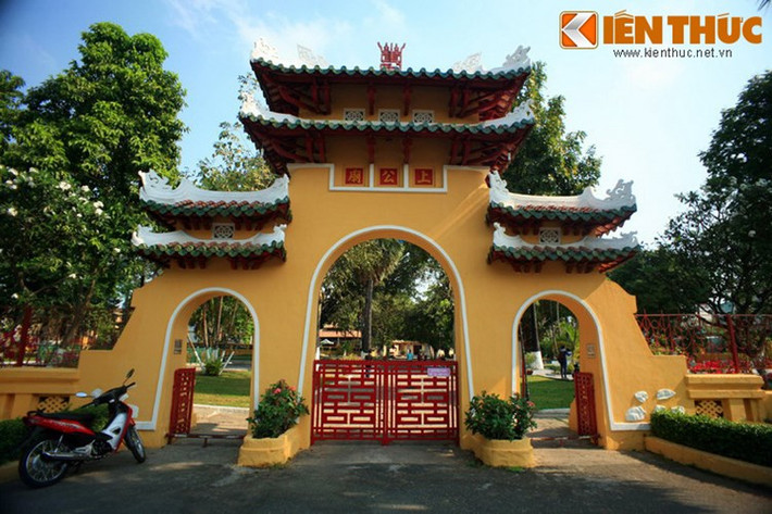 Khu lăng mộ của Tả quân Lê Văn Duyệt (1764-1832) (người dân thường gọi là Lăng Ông hoặc Lăng Ông Bà Chiểu do lăng nằm ở vùng đất Bà Chiểu xưa) là khu lăng mộ cổ bề thế và tinh xảo nhất của Sài Gòn. Đây cũng là một địa điểm tâm linh quan trọng, thu hút nhiều du khách thập phương trong những dịp lễ, Tết.