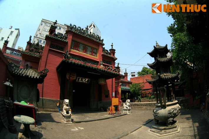 Tọa lạc tại số 73 đường Mai Thị Lựu, quận 1, TP HCM, Điện Ngọc Hoàng hay chùa Ngọc Hoàng, tên chữ là Phước Hải Tự, là một ngôi chùa cổ có quy mô lớn, làm theo kiểu đền chùa Trung Hoa với mô típ trang trí rực rỡ. Hàng ngày du khách trong và ngoài nước đến điện Ngọc Hoàng chiêm bái, tham quan chùa rất đông. Lễ hội lớn nhất ở nơi đây là lễ Vía Ngọc Hoàng diễn ra ngày 9 tháng Giêng (âm lịch) hàng năm.