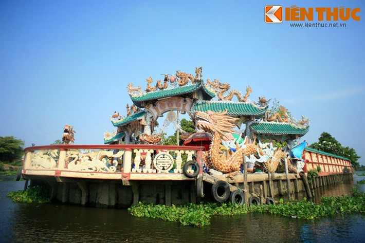 Miếu Phù Châu trên sông Vàm Thuật (thuộc phường 5, quận Gò Vấp, TPHCM) được xây gần như bao trùm trên một cồn đất nhỏ có diện tích khoảng 2.500 m2 nổi giữa sông Vàm Thuật. Do địa thế đặc biệt nên miếu thường được người dân gọi là Miếu Nổi. Khách muốn sang miếu phải đi bằng đò. Đây là một công trình kiến trúc đặc sắc mang đậm nét văn hóa Việt - Hoa và là một trong những địa điểm tham quan nổi bật của Sài Gòn.
