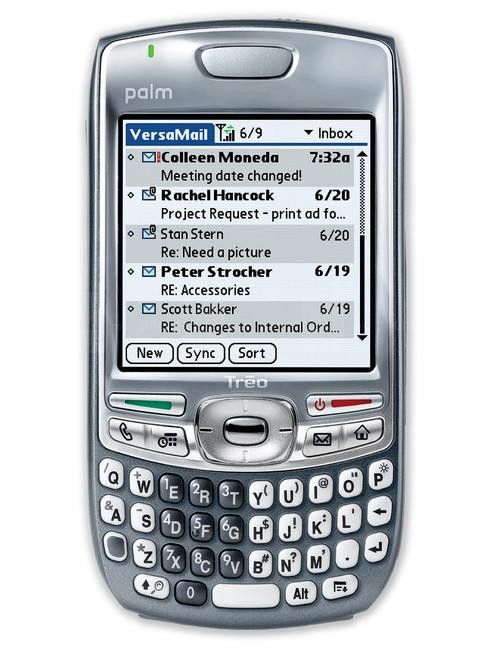 Palm Treo 680. Treo 680 là smartphone đầu tiên của Palm trang bị ăng ten trong, do đó trông hiện đại hơn (so với các điện thoại trước đây của công ty). Treo 680 chạy trên hệ điều hành Palm và cung cấp sự kết hợp bàn phím QWERTY đầy đủ và màn hình cảm ứng 2,5 inch, độ phân giải 320x320 điểm ảnh (kèm theo bút từ). Treo 680 không có kết nối WiFi và 3G nhưng nó được bán như là một smartphone giá phải chăng để sử dụng email, lướt web và nhắn tin. Máy có các màu sắc gồm đỏ và cam, Treo 680 giúp Palm thu hút một lượng người dùng.