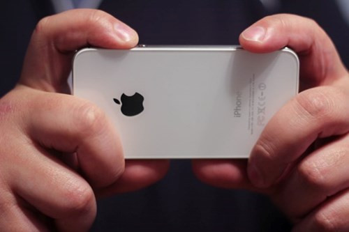 8. Thao tác chụp nhanh bằng nút tăng giảm âm lượng. iPhone đã tích hợp sẵn khả năng chụp nhanh bằng nút tăng giảm âm lượng. Điều này giúp bạn thao tác chụp nhanh hơn và tránh khả năng rung lắc khi thao tác chụp trên màn hình.