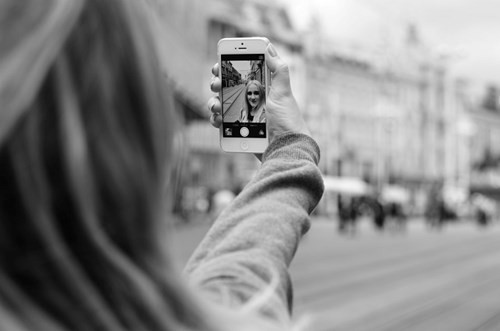 2. Hạn chế sử dụng camera trước. Đối với chụp phong cảnh hayđồ vật, bạn nên sử dụng camera phía sauđể chụp thay vì chuyển sang camera trước. Lý dođơn giản bởi vì iPhone cũng nhưhầu hết các hãng sản xuất smartphone khácđều trang bị cho camera phía sau cảm biến lớn hơn cũng như các tính năng cao hơncamera trước. Vì thế chất lượng ảnh của 2 camera này cũng hoàn toàn khác nhau.