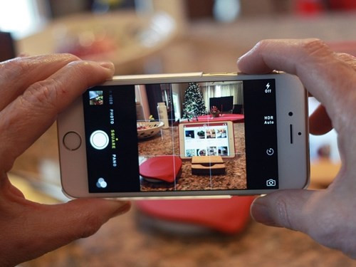 5. Kích hoạt tính năng lưới. Kích hoạt chế độ lưới (grid) cho camera trong phần cài đặt sẽ giúp bạn cân đối các đối tượng trước khi chụp hình. Điều này cũng vô cùng thuận tiện trong việc áp dụng các quy tắc bố cục trong chụp ảnh như quy tắc 1/3... Bên cạnh đó, việc sử dụng lưới sẽ giúp bạn tránh mất thời gian cho việc hậu kì như cắt hay cân bằng lại bức ảnh.