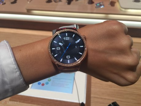 Huawei Watch có khả năng hiển thị các thông báo cuộc gọi, văn bản, tin nhắn tức thời và email.