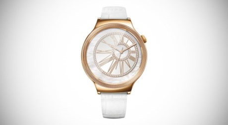 Trong khi đó, phiên bản Elegant đẹp tinh tế và khác biệt nhờ hoa văn nổi hiển thị xung quanh vỏ đồng hồ màu vàng hồng.