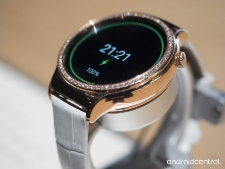 Huawei Watch phiên bản mới sử dụng hệ điều hành Android Wear có thể vận hành tốt trên nền Android và iOS.