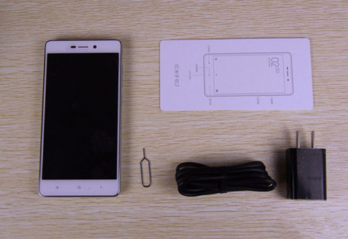 Phụ kiện kèm theo máy gồm sách hướng dẫn sử dụng, củ sạc, cáp kết nối microUSB và que chọc SIM.