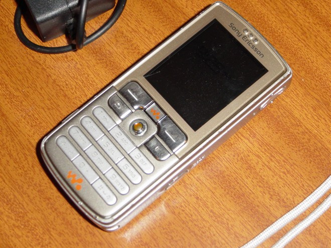 Tháng 6 năm nay, Sony Ericsson W700 sẽ tròn 10 năm tuổi. Ra mắt chỉ 1 năm trước khi mẫu iPhone đầu tiên trình làng, nhưng W700 không sở hữu nhiều tính năng hiện đại. Máy sử dụng màn hình TFT độ phân giải 176 x 220 pixel, bộ nhớ trong 4 GB cho phép lưu trữ khoảng 800 bài hát, camera 2 MP.