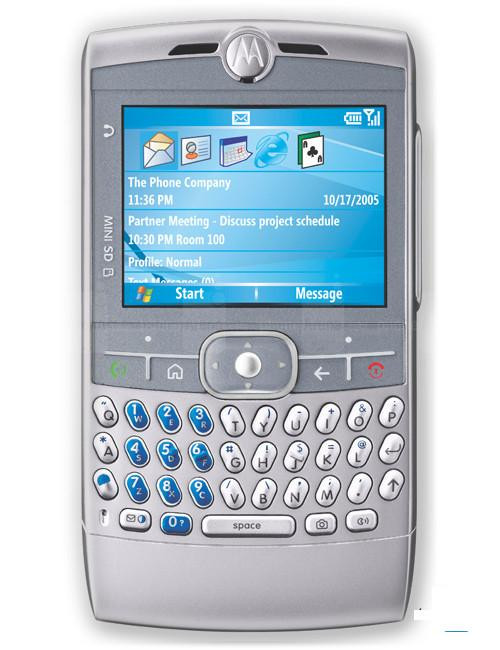 Motorola Q. Được thiết kế để cạnh tranh với các smartphone BlackBerry, Motorola Q có dạng thanh với bàn phím QWERTY đầy đủ và màn hình 2,4 inch, độ phân giải 320 x 240 điểm ảnh (không cảm ứng). Màn hình này được bố trí lệch tâm, hơi đẩy về bên phải của Moto Q. Với độ dày 11,5mm, Motorola Q được coi là smartphone rất mỏng và phong cách vào thời điểm bấy giờ.