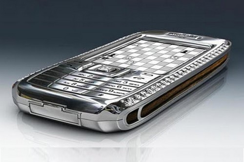 Diamond Crypto. Chạy trên nền Windows CE, điện thoại thông minh này được thiết kế bởi hãng sản xuất phụ kiện sang trọng Peter Aloisson. Mẫu điện thoại nghệ thuật này được định giá 1.300.000 đô la và được coi là smartphone đắt đỏ nhất trên thế giới. Nó được trang trí 50 viên kim cương, 10 trong số đó là những viên màu xanh cực hiếm, các bộ phận còn lại được làm bằng vàng hồng. Ngoài ra, nó cũng được trang bị công nghệ chống bắt cóc và tống tiền.
