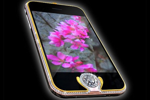 iPhone 3G King. Điện thoại di động đắt thứ 3 thế giới này là một biến thể của iPhone có tên là King Button iPhone 3G. Thợ kim hoàn nổi tiếng đến từ Áo, Peter Aloisson, là tác giả của mẫu điện thoại này. 138 viên kim cương được gắn trên điện thoại này đã nâng giá trị của nó lên 2,4 triệu đô la. Viên kim cương trắng tuyệt đẹp nặng 6,6 carat được đặt làm nút home đã làm tăng thêm vẻ đẹp của chiếc điện thoại này.