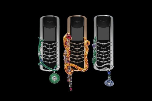 Vertu Signature Cobra. Vertu Signature Cobra đã từng đứng thứ bảy trong số những điện thoại di động đắt nhất thế giới với mẫu thiết kế khá độc đáo có biểu tượng rắn hổ mang Cobra đang quấn quanh điện thoại. Được thiết kế bởi Boucheron, nhà thiết kế nữ trang nổi tiếng của Pháp, điện thoại này được gắn một viên kim cương hình quả lê, một viên kim cương tròn màu trắng, hai viên ngọc lục bảo và 439 viên hồng ngọc.
