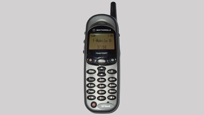 Motorola Timeport World Phone (1999): Timeport là chiếc điện thoại đầu tiên hỗ trợ cả ba băng tần GSM, cho phép sử dụng ở châu Âu, châu Á và châu Mỹ, một thiết bị cầm tay mang tính toàn cầu.
