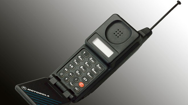 Motorola MicroTAC (1989): Từng là biểu tượng của giới doanh nhân những năm 1980 và 1990, kiểu thiết kế nắp gập ở mặt trước bàn phím của chiếc máy này đã châm ngòi cho một cuộc chiến trong ngành công nghiệp di động.