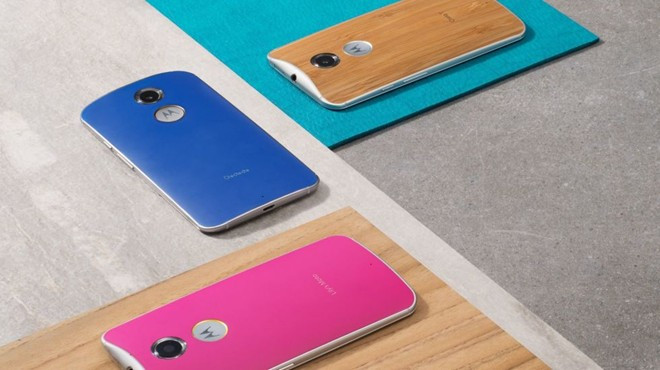Motorola Moto X (2013): Moto X sở hữu thiết kế tinh tế và độc đáo. Sản phẩm có nhiều mẫu vỏ chính hãng đủ màu sắc và vật liệu để thay thế. Độc đáo hơn, Motorola cho người dùng tham gia chương trình Moto Maker, tự tùy chỉnh thiết kế trên website trước khi đặt hàng.