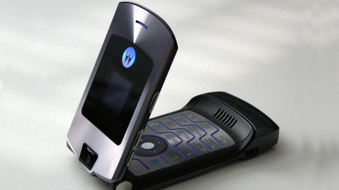 Motorola Razr V3 (2004): Razr V3 vẫn được biết đến như một trong những điện thoại bán chạy nhất lịch sử. Từ năm 2004 đến 2006, đã có 130 triệu máy bán ra. Với độ mỏng chỉ 13,9 mm, kiểu dáng thời trang dạng gập của chiếc máy này đã chinh phục nhiều người dùng ở thời điểm ra mắt. Mãi cho tới bây giờ, nhiều người vẫn cảm thấy bồi hồi khi nhìn lại mẫu Razr V3.