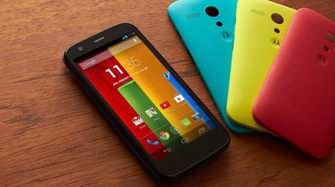 Motorola Moto G (2013): Sau nhiều năm “ngó lơ” với thị trường smartphone, Motorola trở lại với chiếc Moto G. Model có cấu hình tầm trung nhưng đặc biệt cạnh tranh về giá, phù hợp với nhiều đối tượng người dùng. Moto G cũng mở ra cuộc chiến khốc liệt về giá.