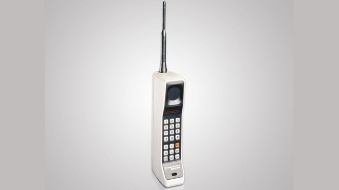 Motorola DynaTAC 8000X (1983): Chiếc điện thoại di động đầu tiên được thương mại hóa với giá 3.995 USD. Về mặt kỹ thuật, DynaTAC 8000X phải mất tới 10 giờ sạc mới có thể gọi điện trong khoảng 30 phút.