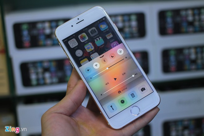 Chiếc di động có vỏ là iPhone 6S này được một cửa hàng phụ kiện ở quận 5, TP HCM nhập về từ Trung Quốc. Chủ cửa hàng không tiết lộ giá của sản phẩm.