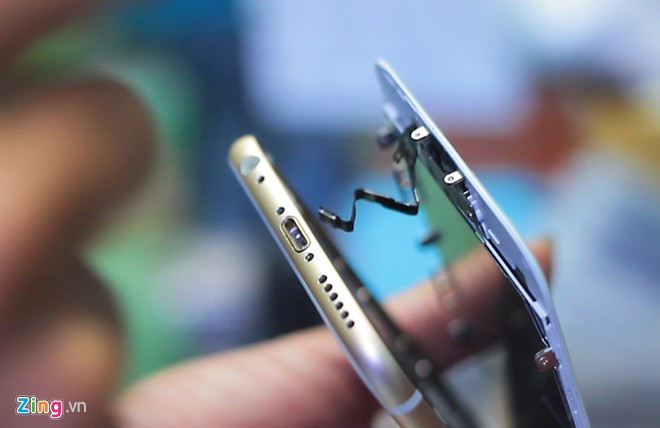 Đây là dây Home của iPhone 5S, trong khi iPhone 6S sử dụng 1 thanh kim loại mỏng, không làm dạng dây bọc mềm.