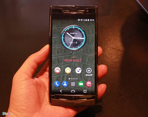 Signature Touch là dòng smartphone cao cấp nhất của Vertu, với 4 phiên bản tại thị trường Việt Nam. Đại diện thương hiệu này nói với Zing.vn, tất cả chúng đều được chế tác tại nhà máy ở Anh. Máy dùng màn hình sapphire, công nghệ LED, kích thước 5,2 inch, độ phân giải Full HD.