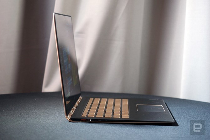 Khi mở màn hình với góc mở nhỏ hơn 180o thì Yoga 900s như một chiếc ultrabook.