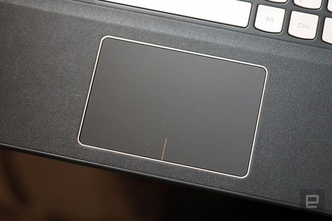 Viền touchpad (bàn di chuột) cũng có màu vàng.