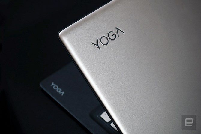 Một góc khác in tên thương hiệu Yoga - dòng sản phẩm laptop cao cấp.