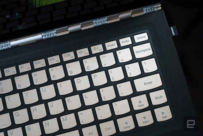 Bàn phím của máy được phủ sơn ánh kim màu vàng nhạt rất đẹp.