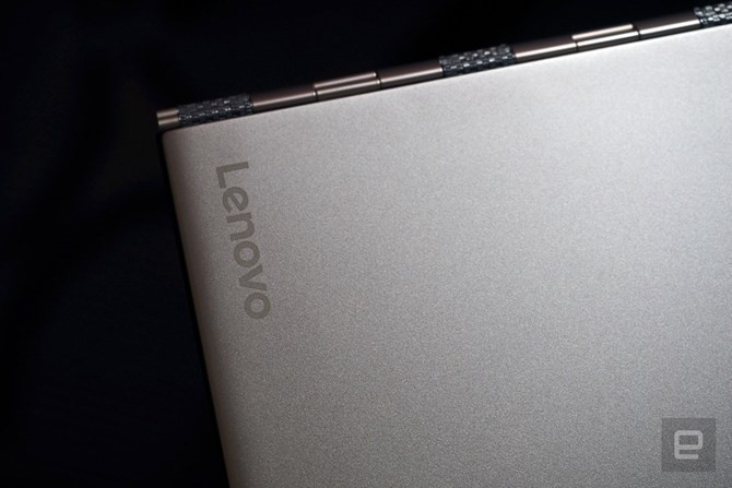 Một góc mặt ngoài có in tên hãng Lenovo.