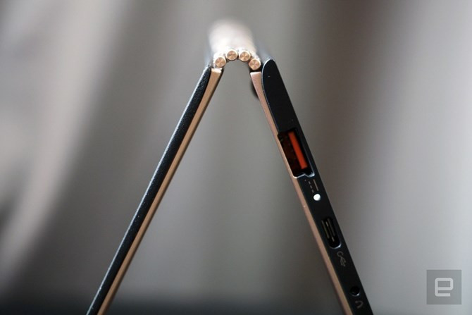 Để làm được điều đó Yoga 900s được trang bị bản lề "chứ danh" từng thấy trên Yoga 3 Pro.
