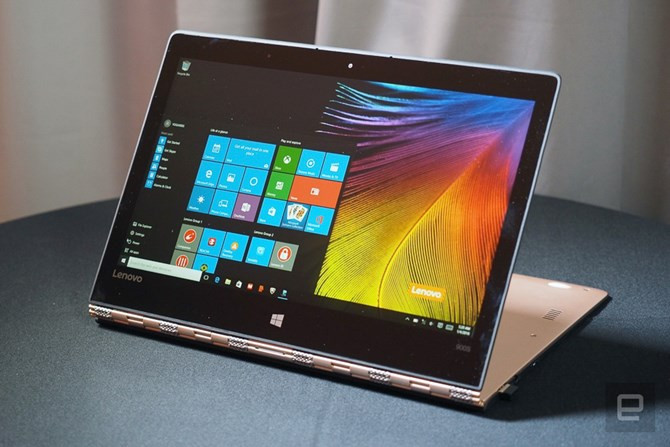 Nhưng khi mở màn hình với góc mở lớn hơn 180o thì Yoga 900s trông như một chiếc tablet có chân đỡ.