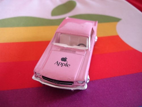 Ngoài giày thể thao, còn có một số vật dụng phổ biến khác từng được Apple sản xuất vẫn đang được rao bán trên eBay, như chiếc bút chì được bán với giá gần 140 USD (đắt hơn cả Apple Pencil), xe hơi đồ chơi cũng có giá gần 140 USD, hay chiếc đồng hồ đeo tay mang dòng chữ Think Different với giá lên đến gần 500 USD.