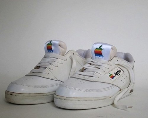 Theo Business Insider, Táo khuyết thời không có Steve Jobs từng muốn bán cả giày thể thao để tăng doanh số. Theo BitRebels, dù không chắc chắn nhưng người ta nghĩ vì không được nhiều người dùng quan tâm nên chỉ có 1 đôi giày Apple duy nhất được sản xuất để bán cho các nhân viên của hãng.