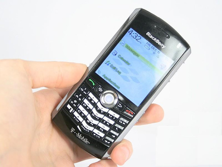 BlackBerry Pearl 8100. Pearl 8100 là chiếc BlackBerry đầu tiên tích hợp camera sau (1,3MP kèm đèn LED), hỗ trợ LTE. Dù không giống với các sản phẩm BlackBerry trước đây, model này hấp dẫn người dùng trẻ tuổi hơn. Mặt khác, 8100 không có 3G, WiFi hay GPS. Vào thời điểm ra mắt tháng 9/2006, Pearl 8100 là smartphone BlackBerry mỏng nhất – dày 14,5mm nhưng so với tiêu chuẩn ngày nay thì chúng lại quá dày.