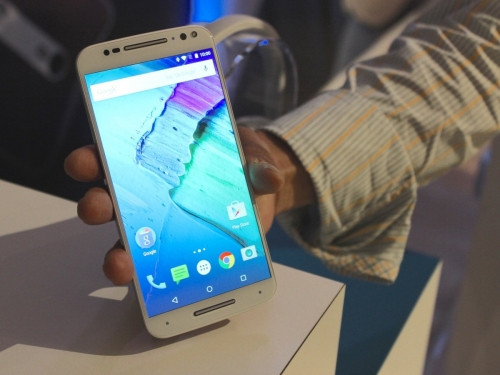10. Moto X Pure. Motorola Moto X Pure là một chiếc smartphone với thông số kỹ thuật cao cấp và sẽ được bán ra với giá 399 USD cho phiên bản khóa mạng. Thực tế thì phiên bản khóa mạng này chỉ được bán ra bởi các nhà mạng của Mỹ. Thiết bị sở hữu một màn hình hiển thị 5.7 inch với độ phân giải 2560 x 1440 pixel, sử dụng vi xử lí Qualcomm Snapdragon 808, RAM 3 GB, camera chính 21 MP, camera phụ 5 MP, bộ nhớ trong 16GB/32GB/64GB, pin 3000 mAh. Moto X Pure hỗ trợ các kết nối thông dụng như WiFi 802.11ac, Bluetooth 4.1, NFC, GPS và một khe cắm thẻ microSD. Máy có thể hoạt động tốt với tất cả cơ sở hạ tầng của các nhà mạng lớn ở Mỹ.