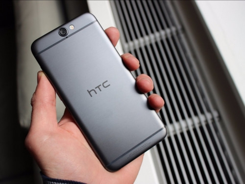 9. HTC One A9. Đây là chiếc smartphone đầu tiên sử dụng chip 8 nhân Snapdragon 617, bao gồm 4 nhân Cortex-A53 xung nhịp 1.5GHz và 4 nhân A53 xung nhịp 1.2GHz, đồ họa Adreno 405 và 2GB hoặc 3GB RAM tùy phiên bản. Camera của One A9 sẽ có độ phân giải 13MP, hỗ trợ công nghệ chống rung quang học nhưng lại không thể quay phim 4K do giới hạn của chip Snapdragon 617. Chiếc smartphone chủ lực mới của HTC có hỗ trợ chụp ảnh RAW và quay video time-lapse (HTC Hyper Lapse). Camera mặt trước của One A9 là camera UltraPixel có độ phân giải 4MP và khẩu độ f/2.0.