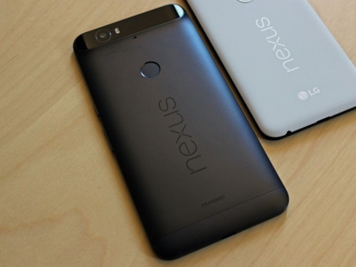 3. Nexus 6P. Nexus 6P có mặt lưng phẳng bằng kim loại, khung máy vuông vắn và viền bo vát. Đáng chú ý là khu vực camera phía trên mặt sau có một dải lớn không rõ chứa đựng điều gì bất ngờ gì bên trong. Máy được cho là sẽ có các màu bạc, trắng, đen và vàng với viên pin dung lượng 3450 mAh. Android đang bổ sung hỗ trợ cảm biến vây tay nên dễ hiểu khi Google đưa nó vào chiếc Nexus mới. Đáng tiếc là vị trí cảm biến tay lại nằm trên mặt lưng tương tự Nexus 5X, không tiện dụng như iPhone và một số máy Samsung.