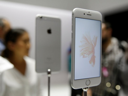 1. iPhone 6s. Vẫn giữ thiết kế cũ nhưng iPhone 6s nhanh hơn 70% so với bản cũ, khả năng đồ họa tăng tới 90% cùng một số tính năng mới giá trị. Apple vẫn giữ nguyên tắc hai năm một thiết kế cho sản phẩm của mình nên iPhone 6s không có khác biệt gì về thiết kế so với thế hệ trước ngoài việc máy dày và nặng hơn. Apple cũng bổ sung thêm màu vàng hồng cho iPhone 6s bên cạnh 3 màu xám, bạc và vàng đã có từ thế hệ trước.