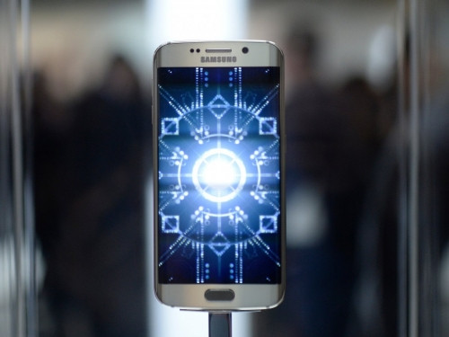 6. Samsung Galaxy S6 Edge. Cùng cấu hình, tính năng với Galaxy S6, nhưng Galaxy S6 Edge đáng chú ý và nổi bật hơn nhiều nhờ thiết kế màn hình cong tràn viền hai cạnh bên. Màn hình cong, tràn viền không mới lạ với Samsung khi từng xuất hiện trên Galaxy Note Edge. Nhưng nhờ sự kết hợp với phong cách thiết kế mới, chất liệu cao cấp của viền kim loại hay mặt kính bóng bẩy khiến cho S6 Edge có được sức hút mạnh mẽ hơn. Hiệu năng của model này thuộc hàng smartphone mạnh mẽ nhất trên thị trường hiện nay khi dùng vi xử lý 64-bit 8 nhân Exynos đời mới, RAM 3GB.