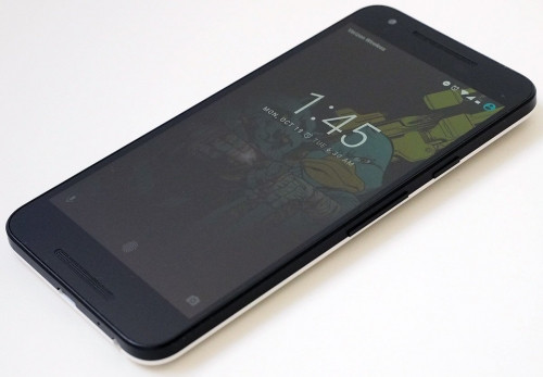 4. Nexus 5X. LG Nexus 5X được trang bị chip xử lý tám nhân Snapdragon 808 6 nhân giống như của LG G4, con chip này thì được LG cùng Qualcomm tối ưu riêng khi vẫn cho hiệu năng ấn tượng mà đỡ nóng máy hơn chip S810. Bên cạnh đó máy có 2GB RAM, bộ xử lý đồ họa GPU Adreno 418. Với cấu hình này vẫn đảm bảo cho Nexus 5X hoạt động mượt mà, ổn định, nhất là nó lại được trang bị phiên bản Android Marshmallow mới nhất tối ưu tốt nhất với những nền tảng, dịch vụ của Google.
