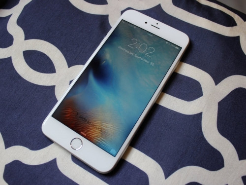 2. iPhone 6s Plus. Chiếc iPhone 6s Plus sử dụng khung kim loại nguyên khối bằng chất liệu Aluminum 7000 cứng hơn thế hệ cũ và các thành phần cấu hình tương tự các thông tin rò rỉ trước đó. Máy vẫn giữ màn hình IPS LCD 5.5 inch độ phân giải Full-HD với mật độ điểm ảnh 400 PPI nhưng có thêm công nghệ nhận biết lực ấn 3D Touch.